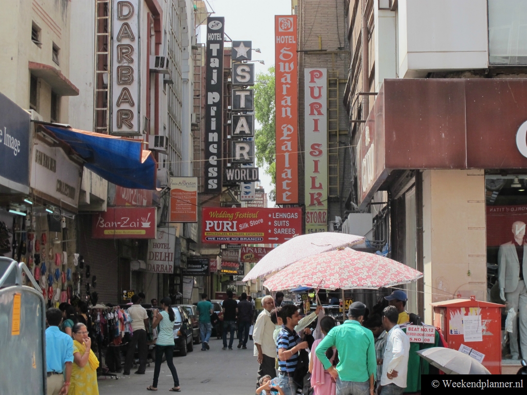 In de zijstraten van Ajmal Khan Road zijn veel restaurants en hotels. De hotels zijn hier goedkoop maar bieden goede kwaliteit. Ons favoriete hotel in deze buurt is het Swati Deluxe Hotel. Een goedkoop restaurant is het Shudh Restaurant en het Suruchi Restaurant.